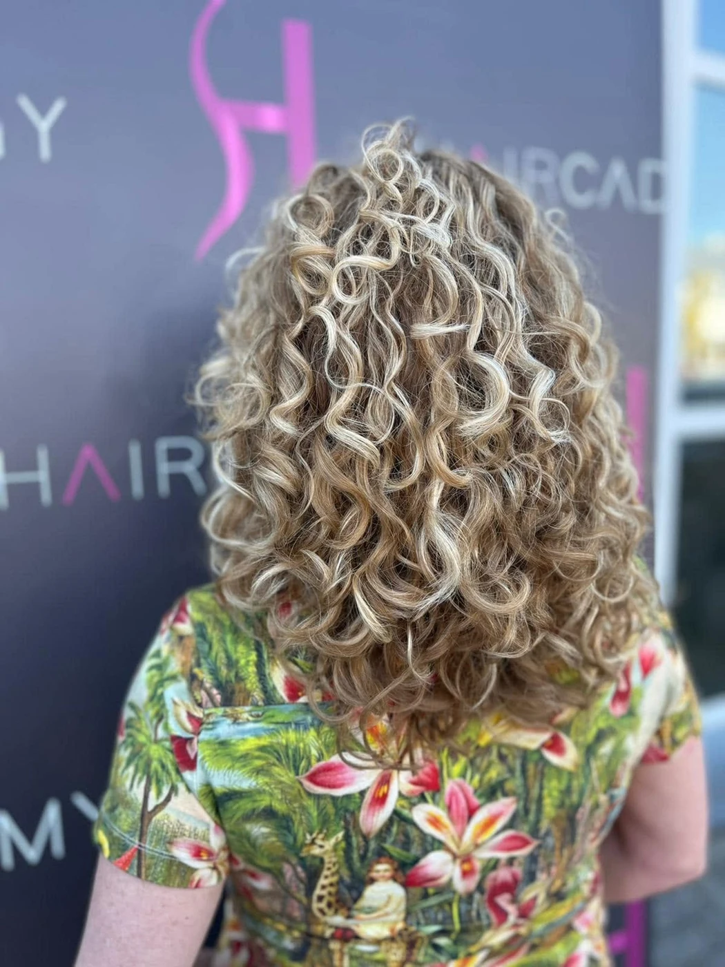 Blonde krullen, werkfoto gedeeld door BijHaar Kapsalon